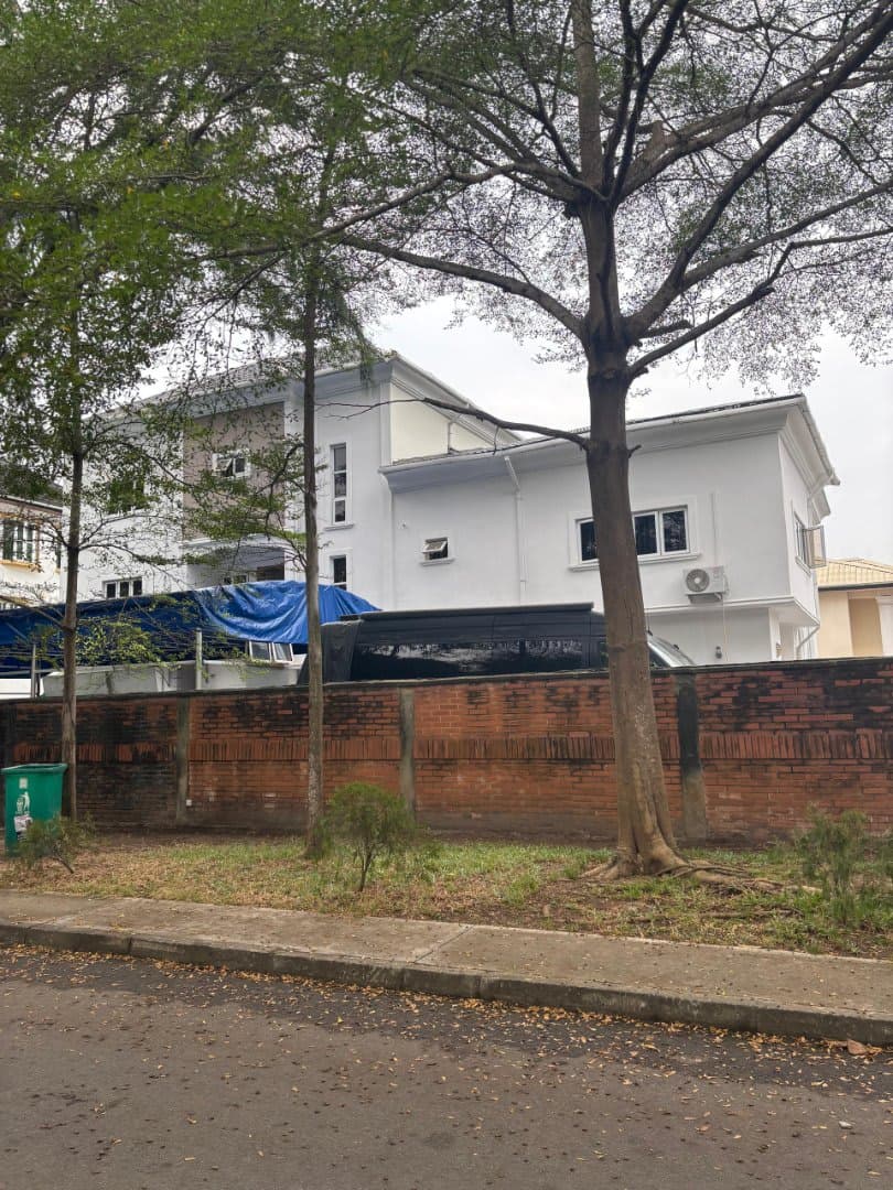 7 bedroom fully detached house, corner piece with pent house 2